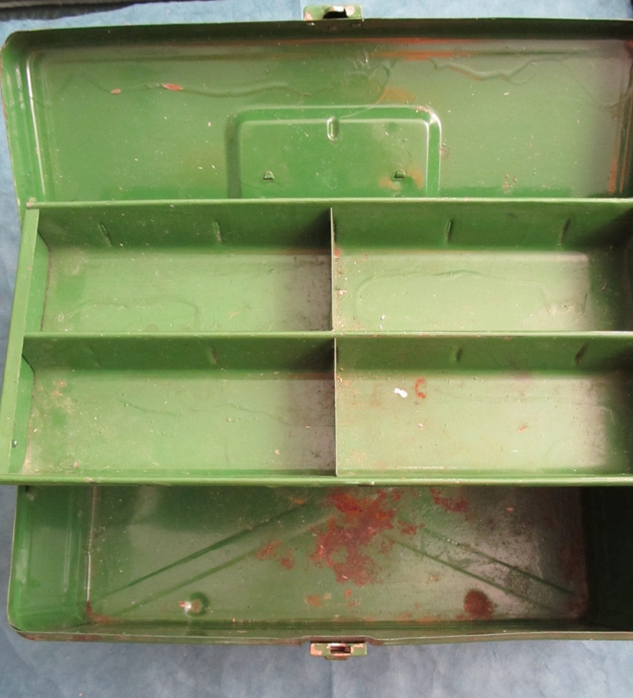 Vintage 1940's classic green small toolbox/tacklebox