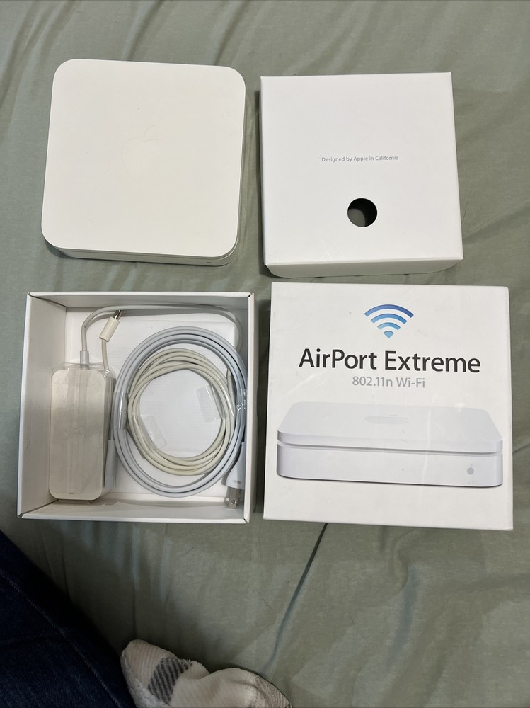 Apple Router (MD031LLA)