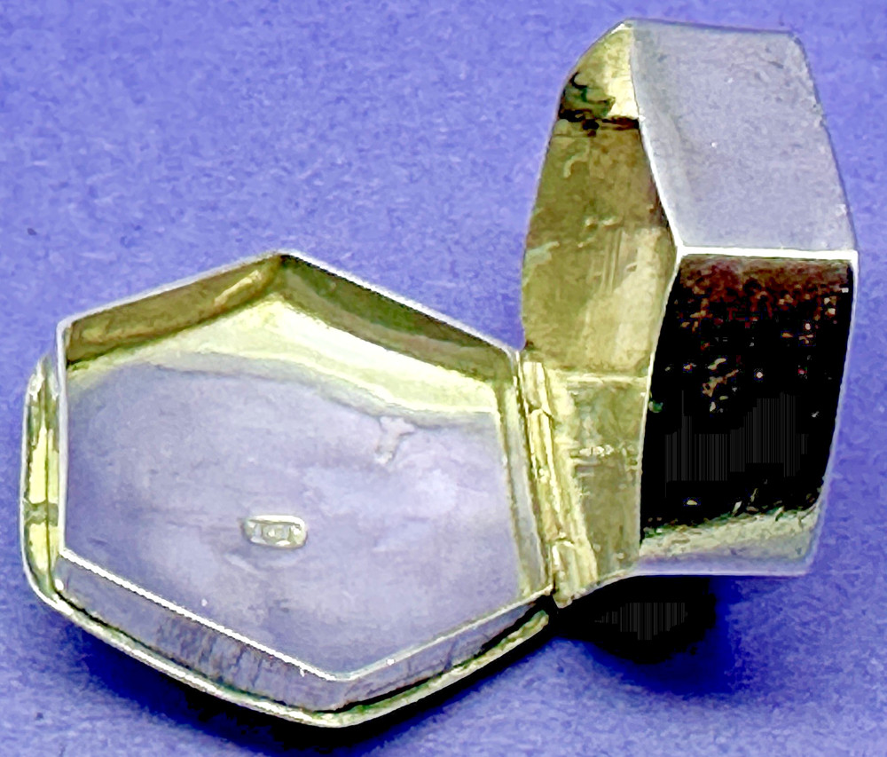 GEORGIAN SOLID SILVER HEXAGONAL HINGED LID PILL BOX BY JOHN TURNER B'HAM 1802