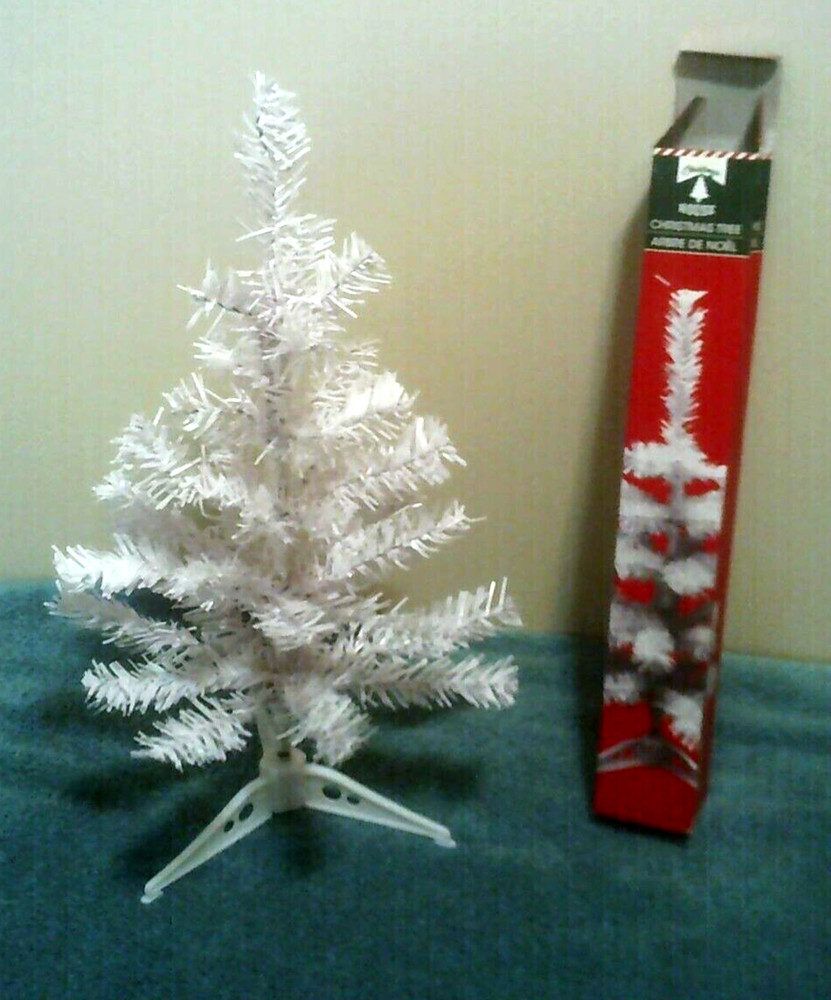 Nice 18 inch tall artificial Christmas tree w/stand NIB