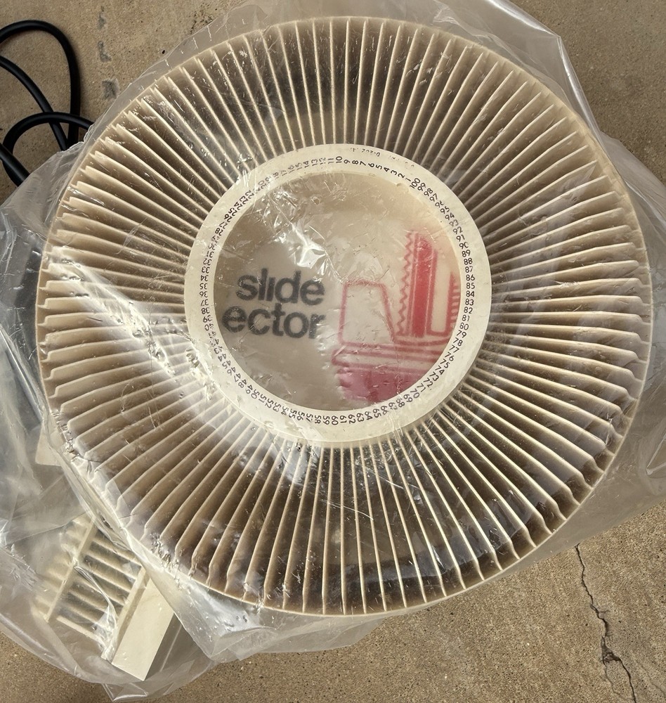 GAF 2690 Slide Projector model 464-7-01 Auto Focus w/ Remote Extra Bulb - Read