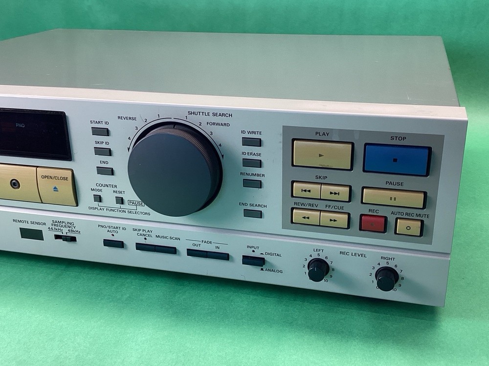 Panasonic SV-3800 Pro Digital Audio Tape DAT Recorder Deck POWERS ON - UNTESTED