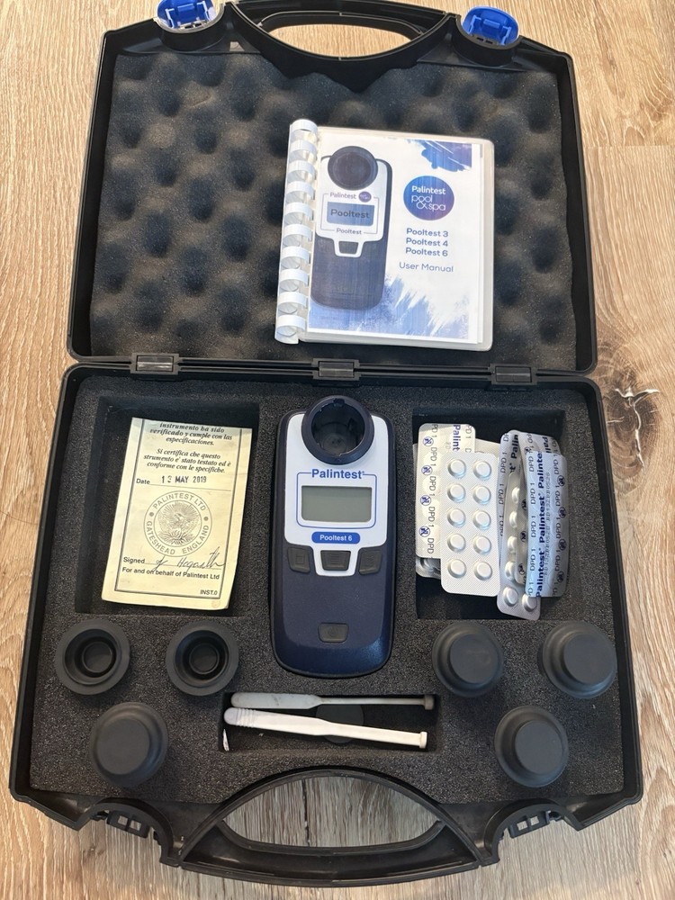 Palintest Pooltest 6 With Hard Case And Other Accessories.￼