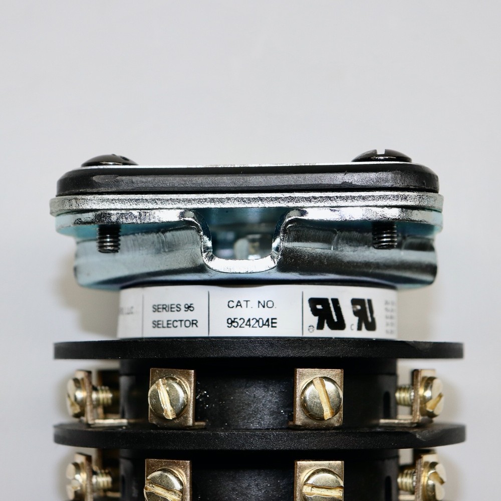 GE ITI Synchronizing Switch, Scratch/Dent, 4 Decks, 9524204E