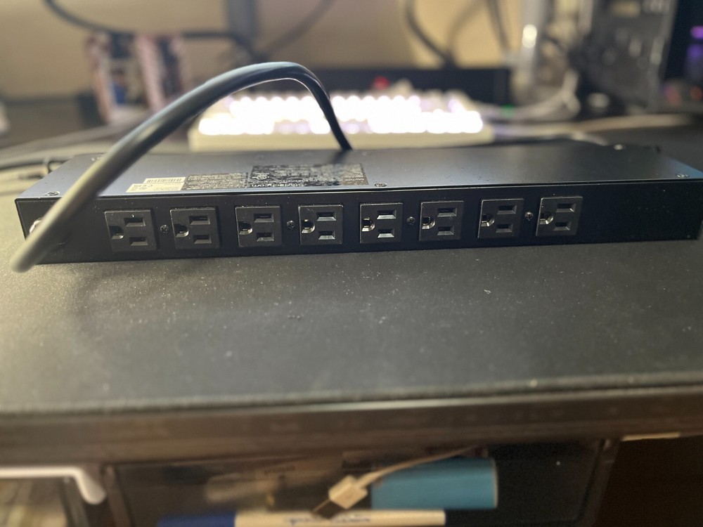 StarTech 8 Outlet Horizontal 1U Rack Mount PDU Power Strip
