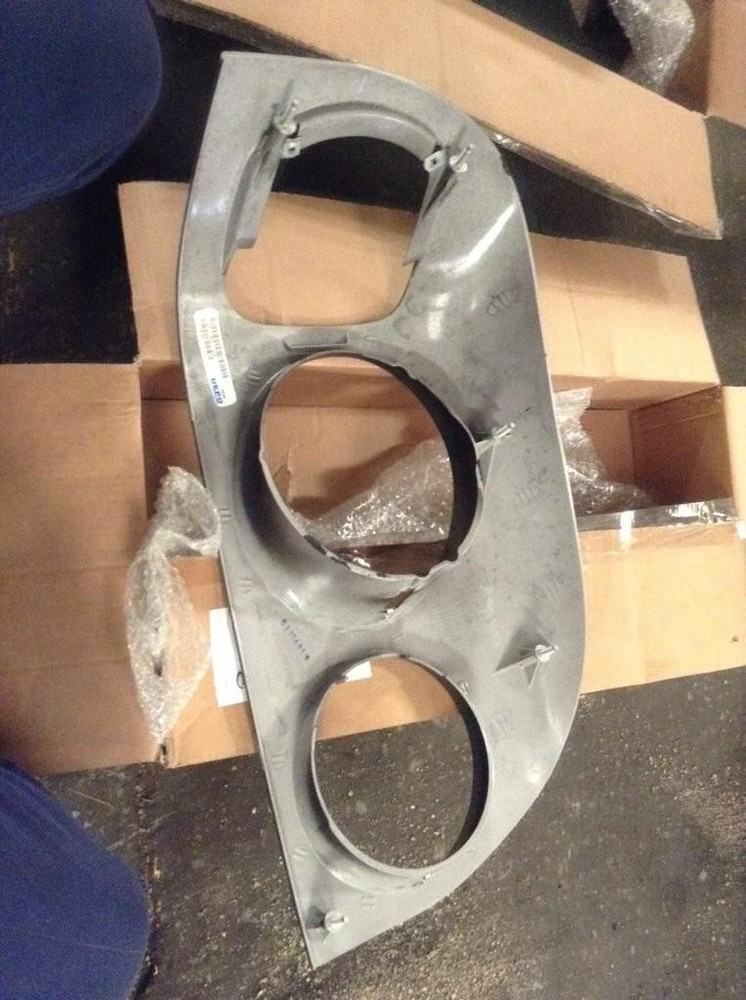 For FREIGHTLINER CENTURY 112 HEADLIGHT BEZEL Left , OH