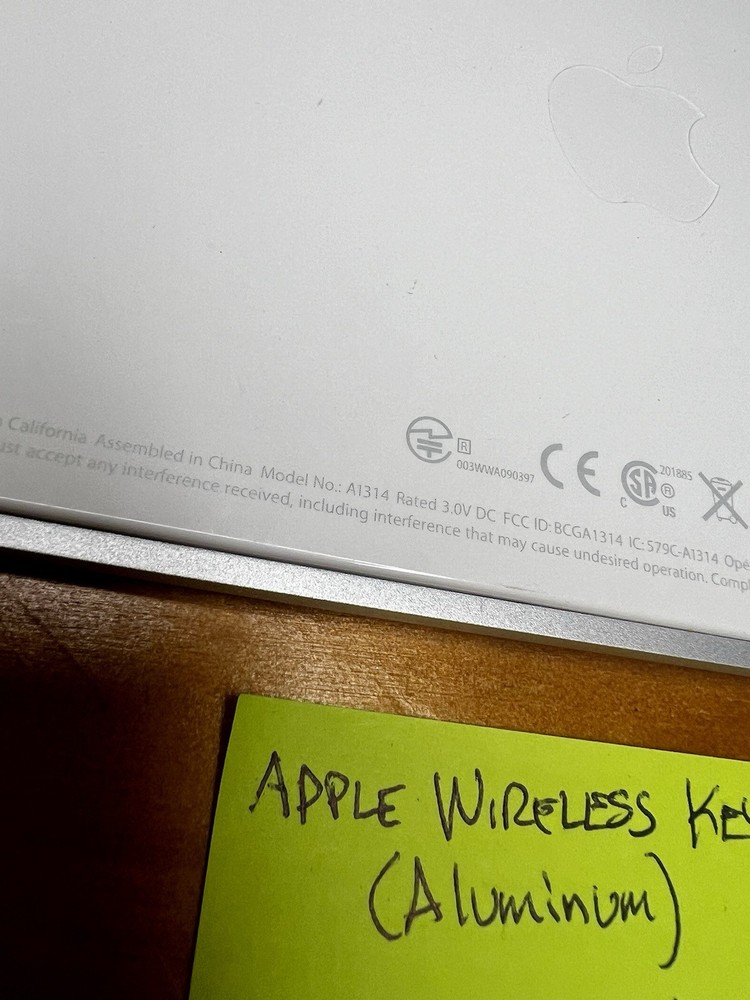 Apple Mac A1314 Wireless Keyboard Silver & White Fully Working Good Condition