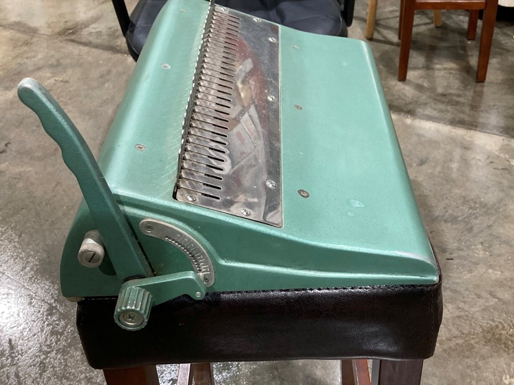 GBC 16-DB Comb-Bind Comb Opener