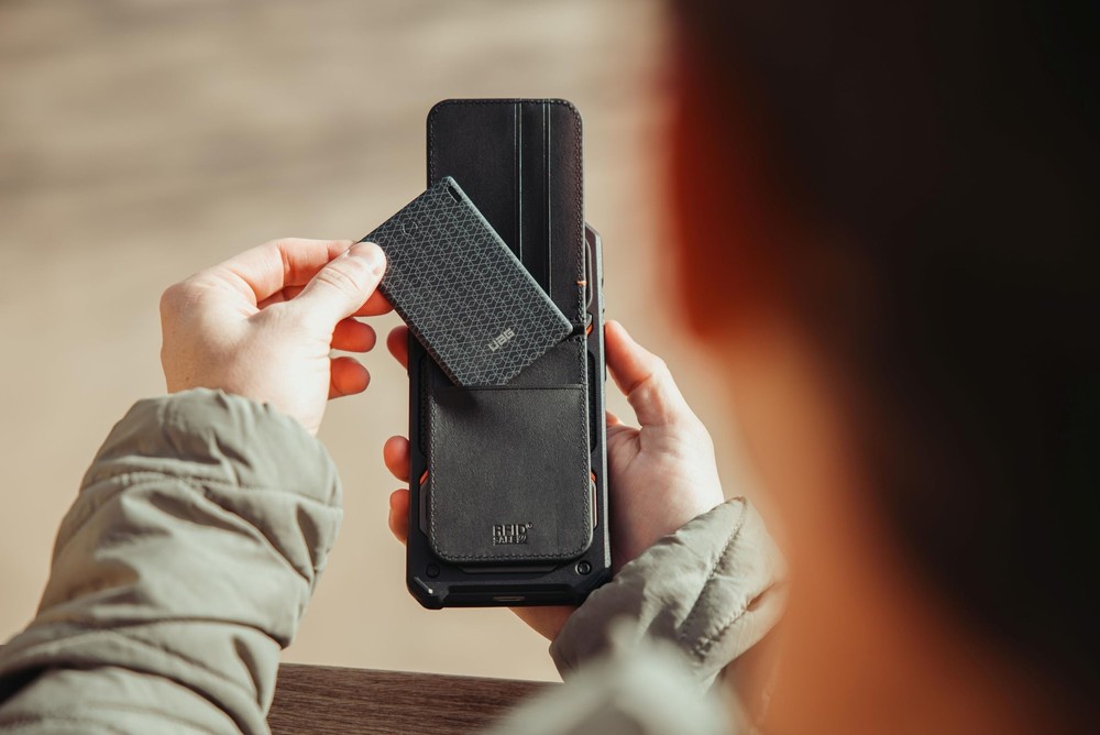 UAG Metropolis Tracker Card Mfi Certified Slim iOS & Android Black/Micro Hexagon