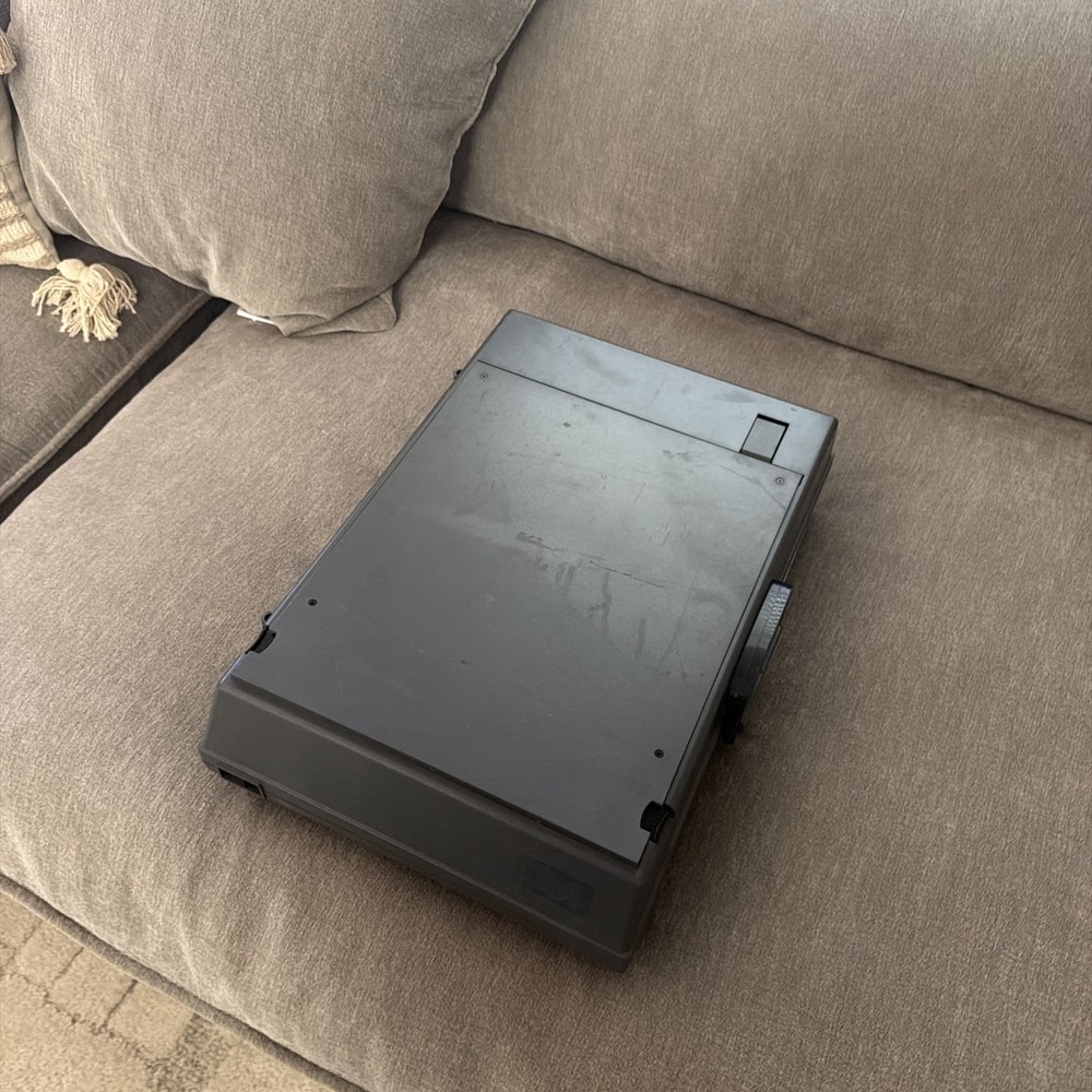 3M 2000 AG Overhead Projector Folding Briefcase Portable Model Works great!