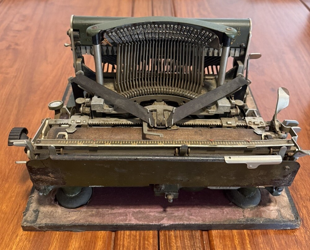 Rare ANTIQUE Imperial Model D Typewriter