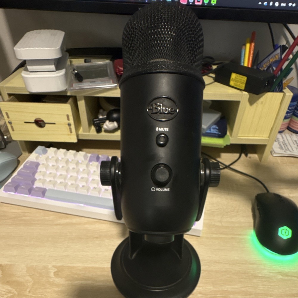 Blue Yeti USB Condenser Microphone Black, Multi-Pattern, Headphone Jack