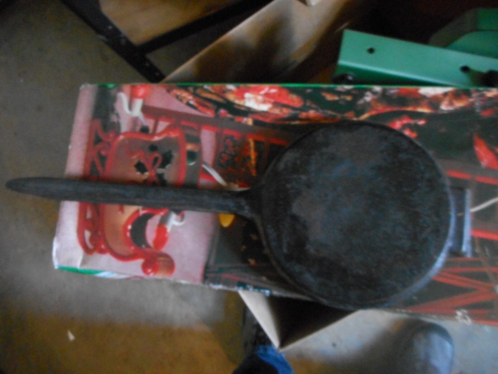 VINTAGE CAST IRON WAFFLE MAKER