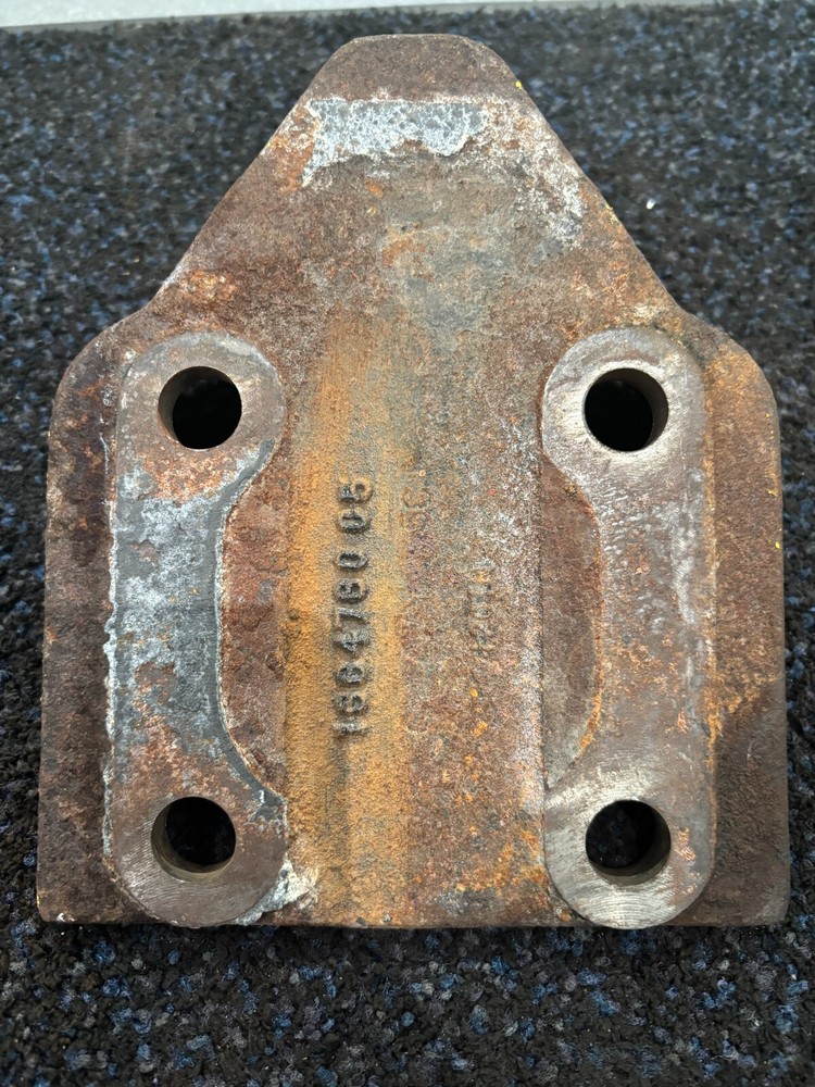 International OEM Rear Engine Mounting Bracket for Cummins Engine 1664760C5
