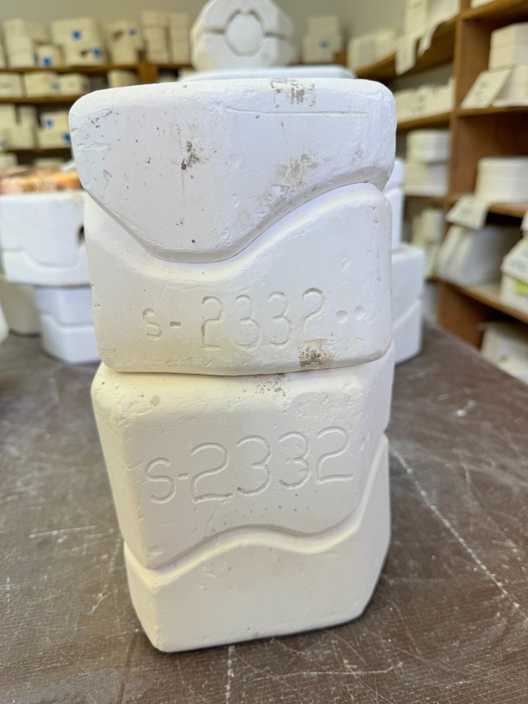 VINTAGE SCIOTO CERAMIC MOLD #S-2332 A & B SITTING PIG 6" T