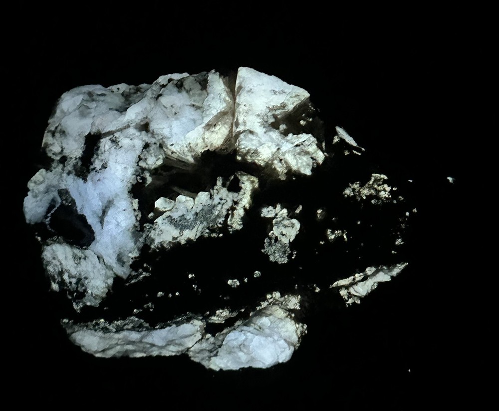 1086 Gr. Fluorescent Strong Persistent Phosphorescence Hackmanite W/ Richterite