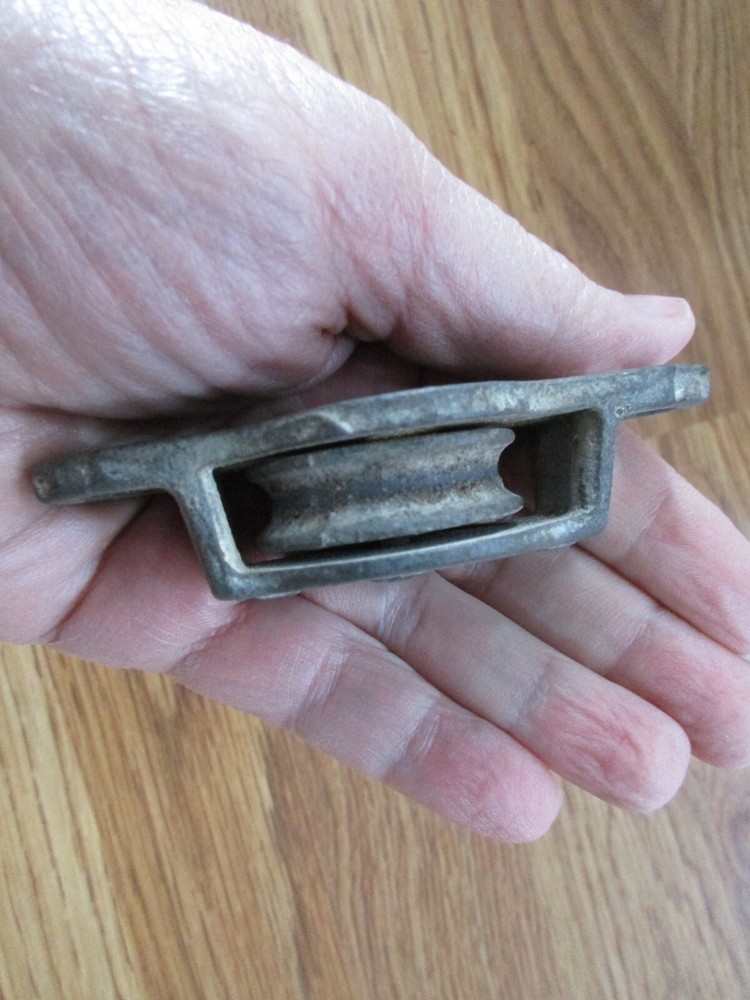 Old Metal Single Wheel Pulley 1 1/2"