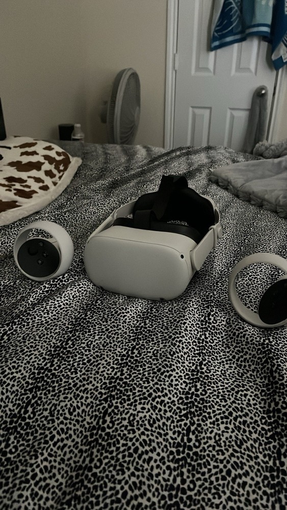 Oculus Quest 2 Virtual Reality Headset 128GB White Includes Controllers and Case