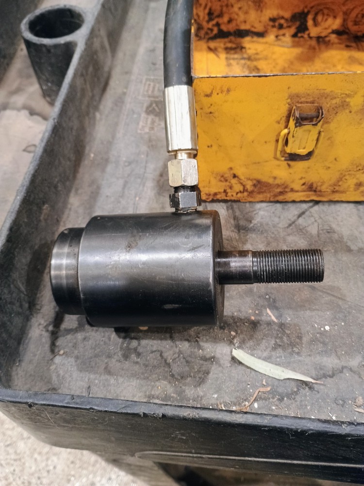 Manual hydraulic knockout punch driver kit - SLIGHTLY USED