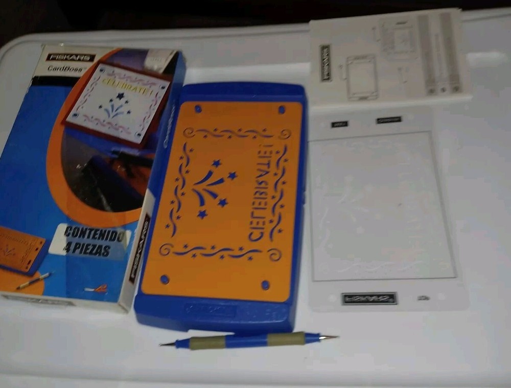 Fiskars CardBoss Ultimate Card Embossing System Celebrate (BE)