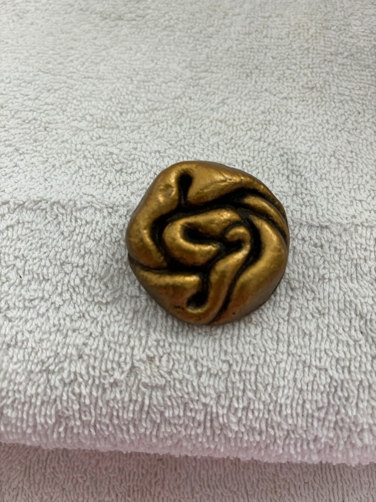LARGE SINGLE BUTTON MAYBE ROSE DESIGN