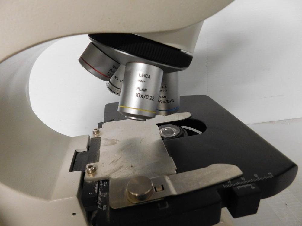 LEICA DM500 BINOCULAR MICROSCOPE W/ OBJECTIVES & LENSES (SCW90)