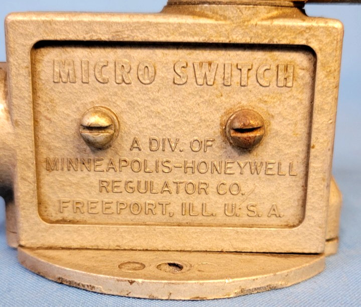 HONEYWELL MICROSWITCH SNAP SWITCH P/N: BZE-2RQ4