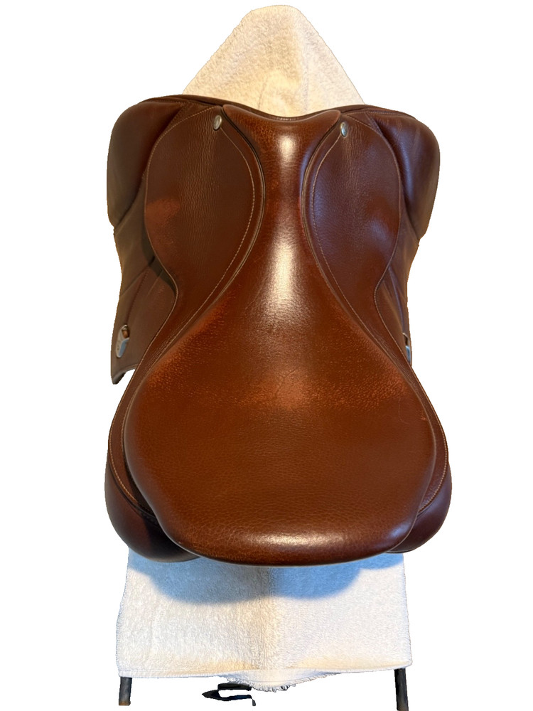 Bates elevation jumping saddle