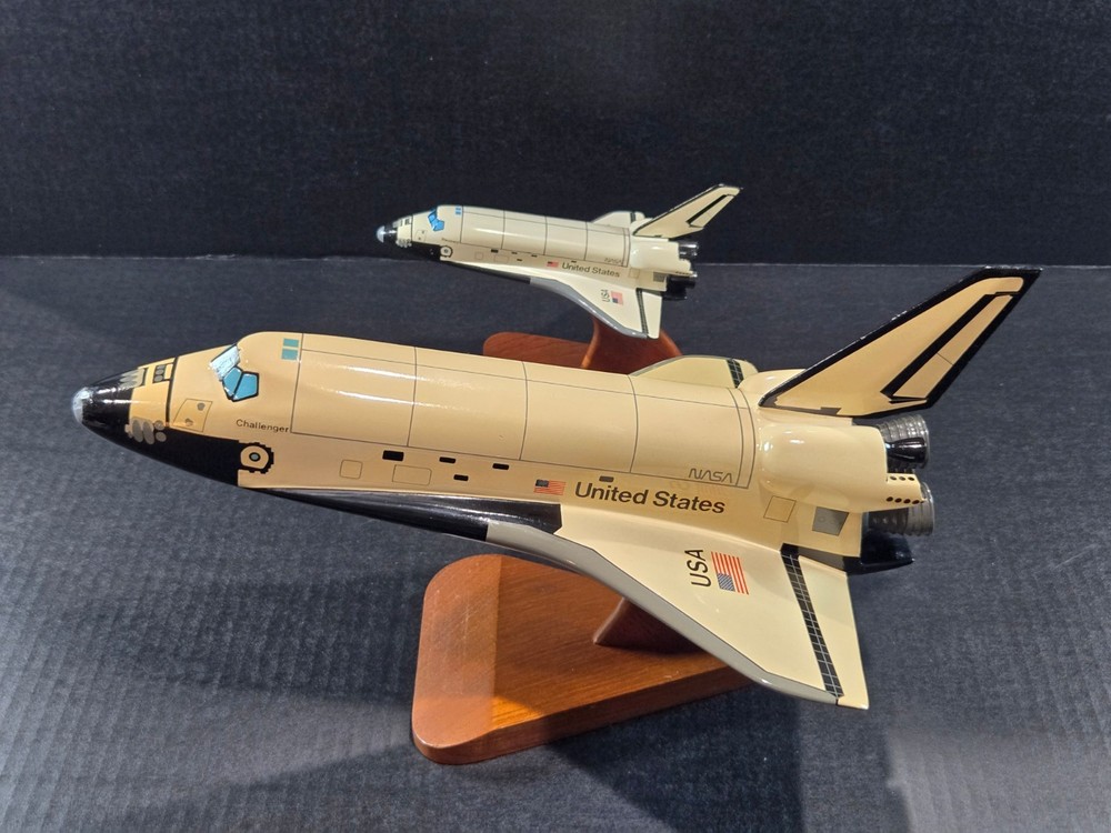 Orbiter Challenger w/ Small Orbiter Discovery Mahoghany Model