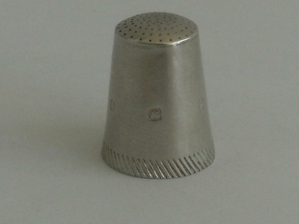 SOLID SILVER THIMBLE Edinburgh 1989