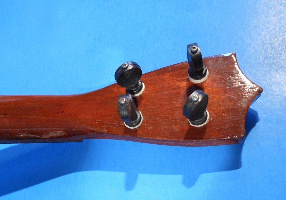 THE HAWAIIAN UKULELE SOPRANO NICE CONDITION!