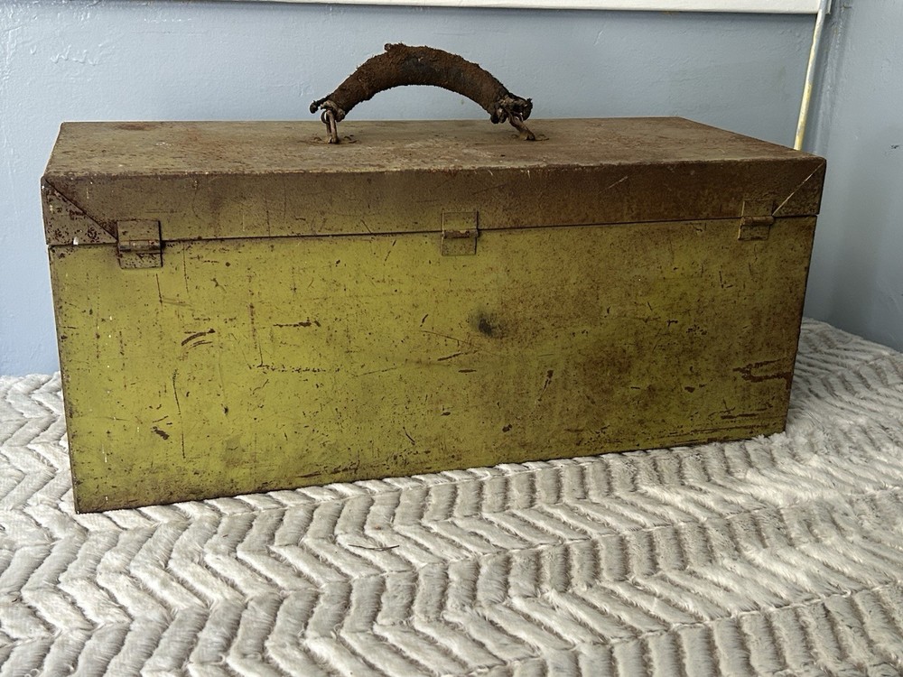 Vintage snap on toolbox missing tray SEE PICTURES