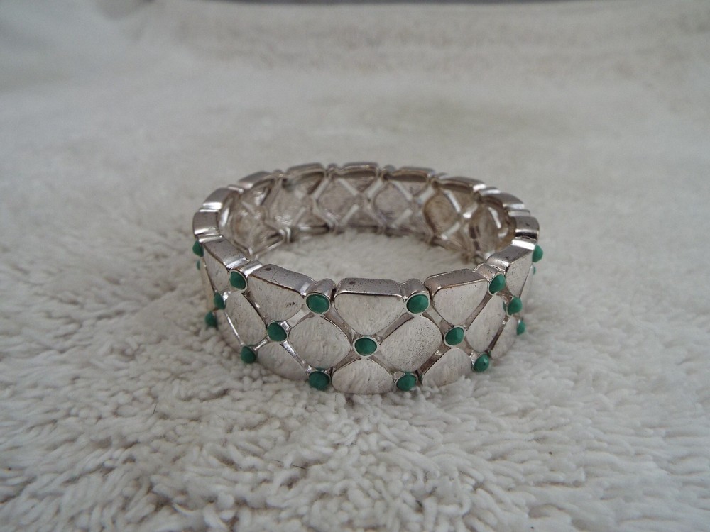 Silvertone Green Bead Stretch Bracelet (H13)