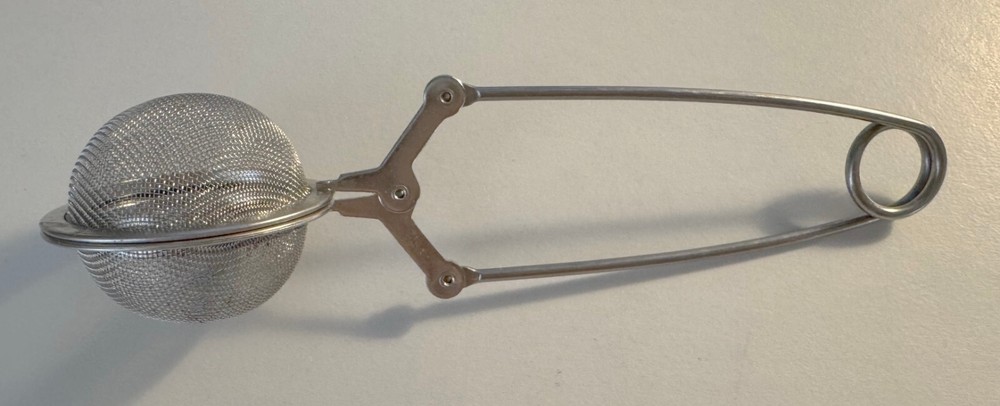 Vintage Squeeze Handle Tea Leaf Strainer Steeper Spoon Clamp