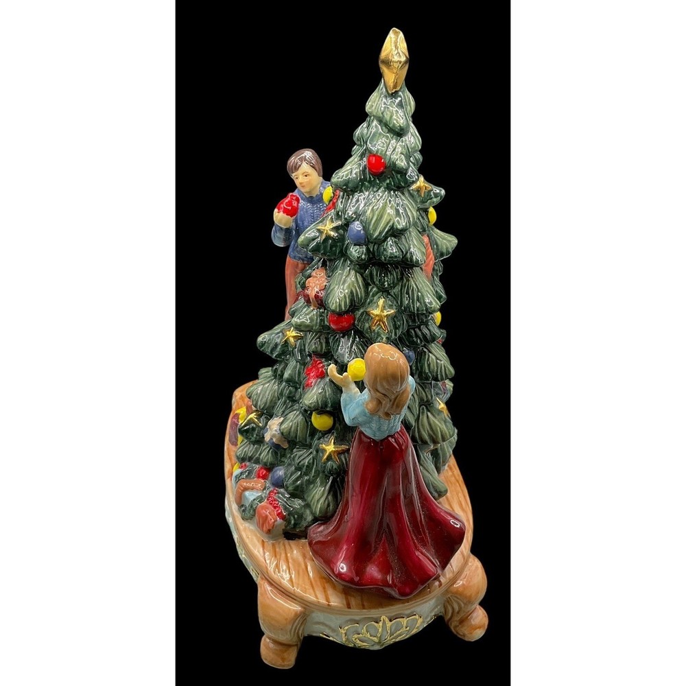 2002 Musical Christmas Tree Scene Ceramic Couple Decorating Tree