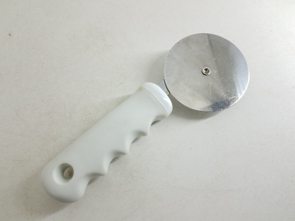 Pizza Cutting Wheel 2 7/8 In Diameter White Handle Slicing