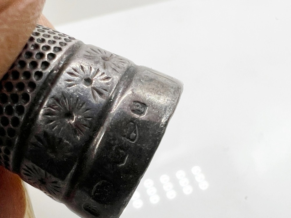 ANTIQUE SOLID SILVER CHARLES HORNER CHESTER THIMBLE DAISY PATTERN