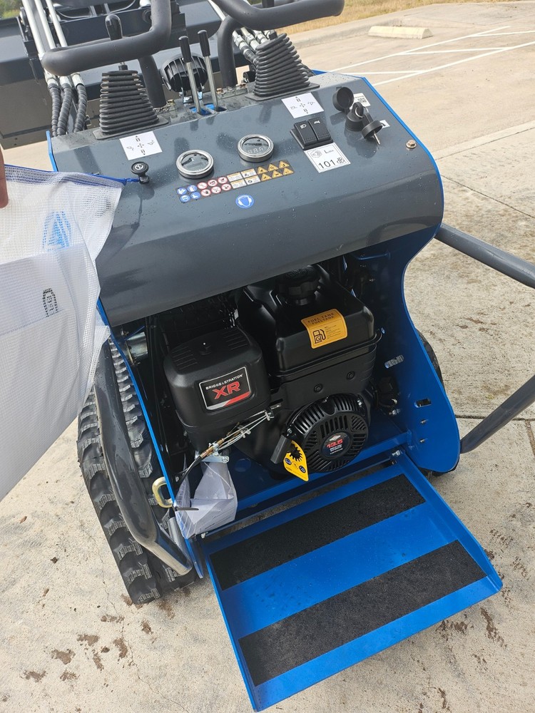 RIPPA RS03 Skid Steer Loader with B&S XR2100 engine