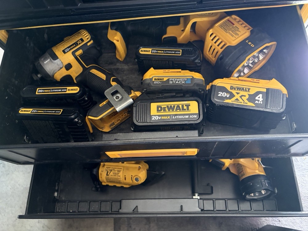 DEWALT cordless ultimate set stackable tool box (35 items) 13 different tools