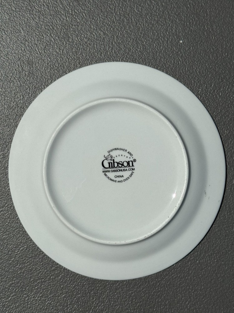 17 Piece Gibson (Setting for 4) & Pfaltzgraff Dinnerware Set Ft. Christmas Tree