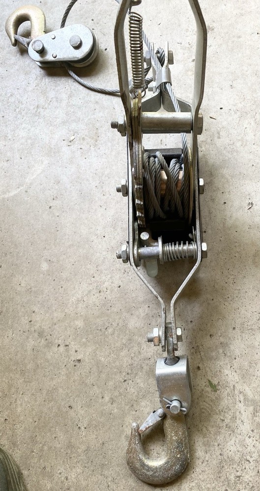 LIGHTLY USED COME ALONG WINCH MAXLIFT UNDER 4 TON/PULL FORCE 400 KG