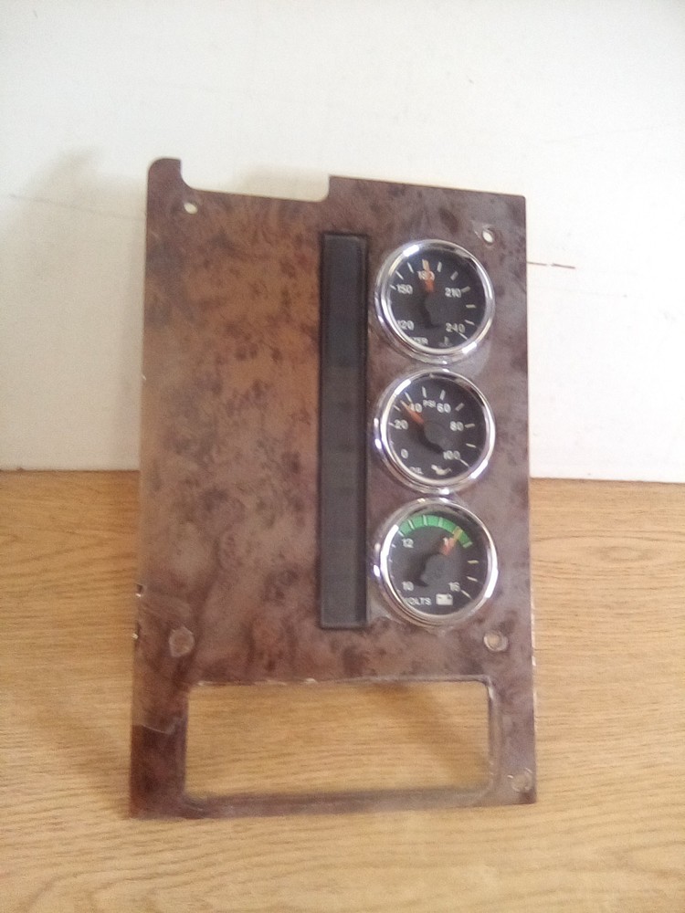 International 9200 3592615C91 Gauge Panel
