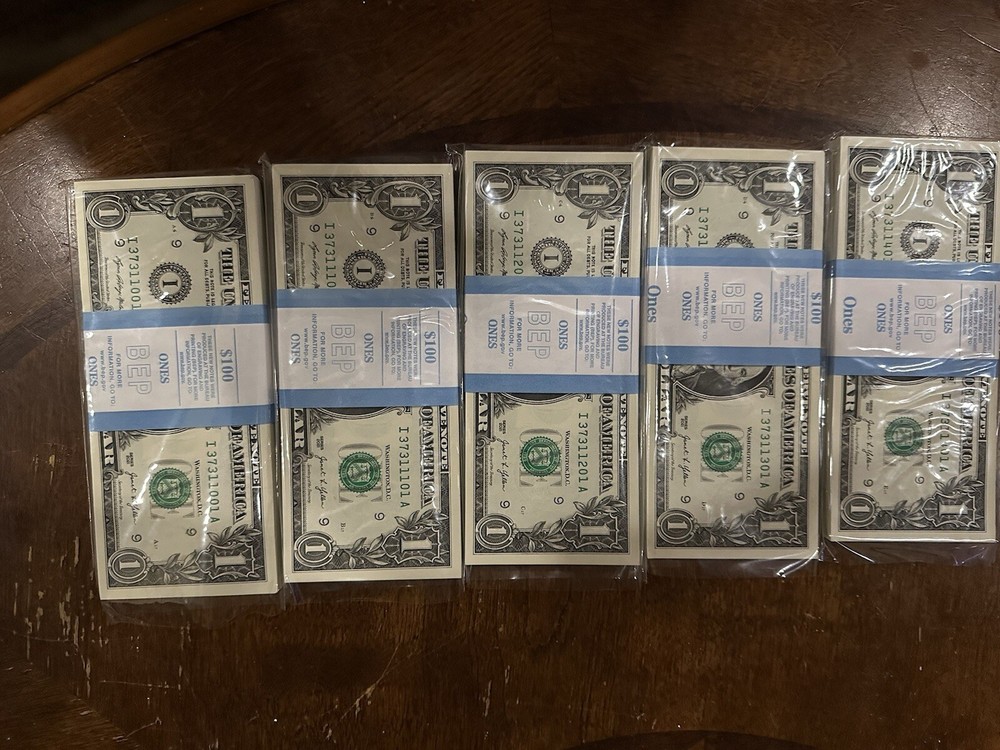 NEW UNCIRCULATED CONSECUTIVE $1 BILLs ( 100 )