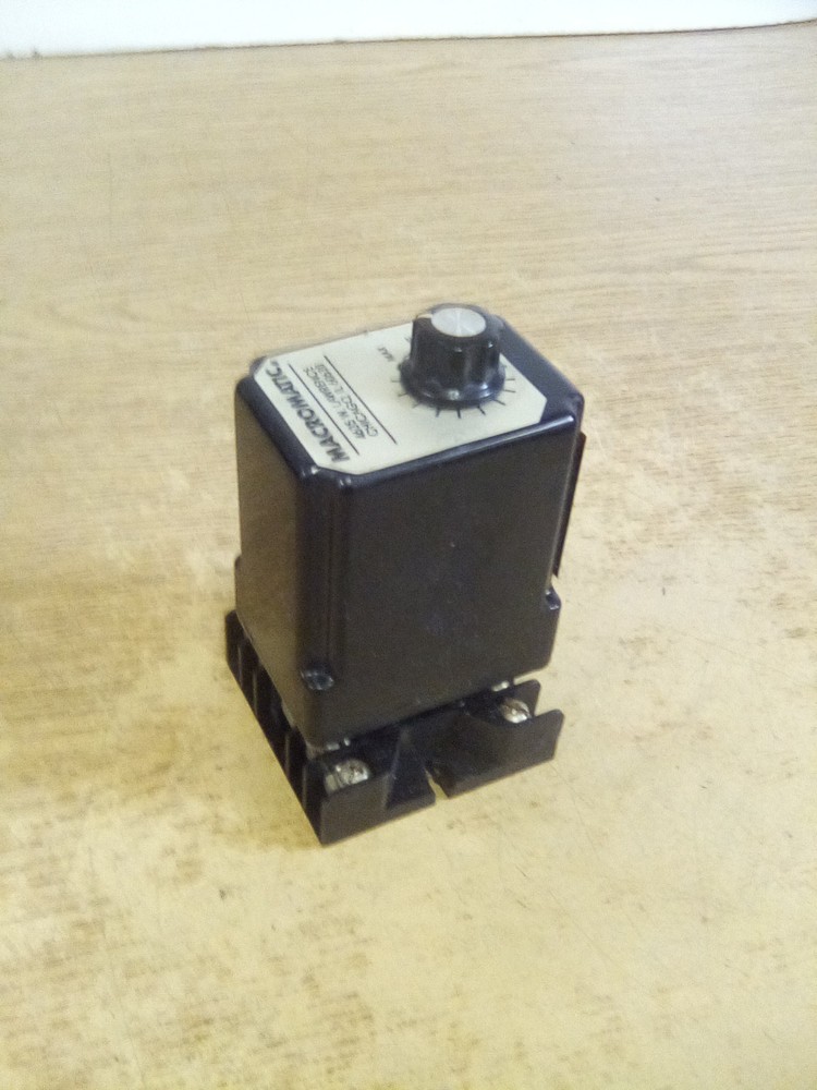 Macromatic SS-51623-10B Relay W/Socket 600434-8S