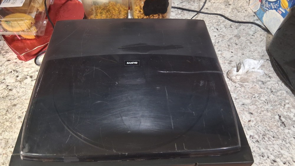 Sanyo 5-Disc CD Changer (a carousel style CD player) With Crack Plastic- works!