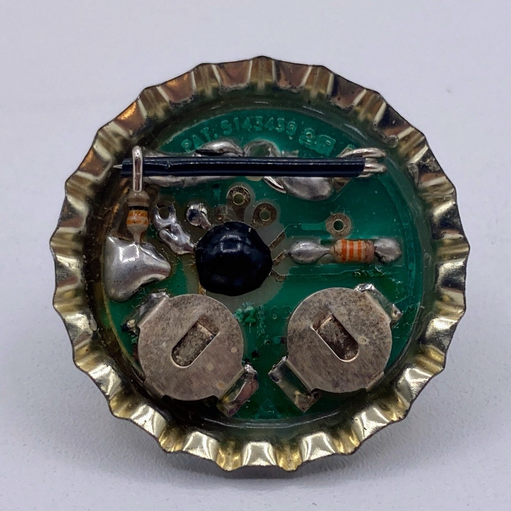 Miller Lite Beer Pinback Button Bottle Cap Shaped Flashing Light-Up Pin Option