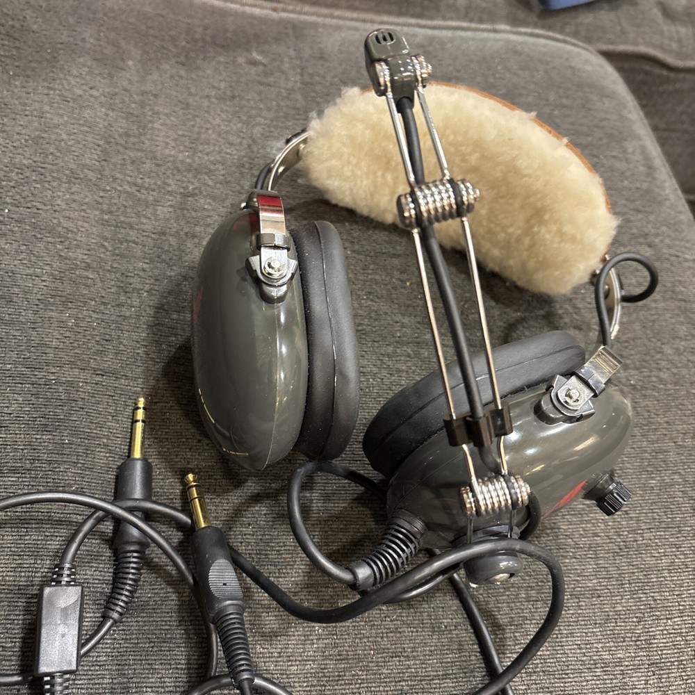 AVCOMM Aviation Communications Pilot’s Headset AC-400S ?