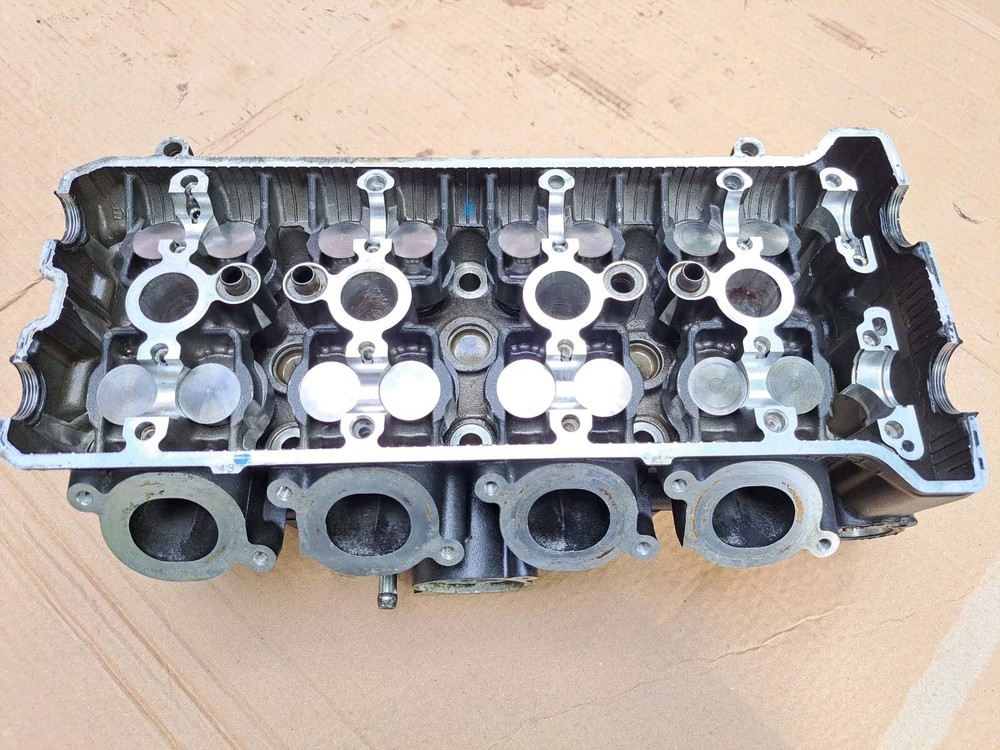 Suzuki gsr750 cylinder head