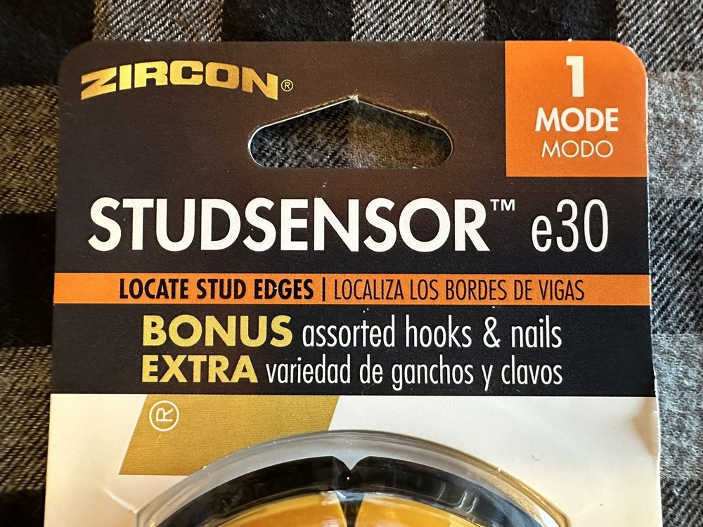 NEW - Zircon StudSensor e30 Stud Finder With Wire Warning + Bonus Hooks & Nails