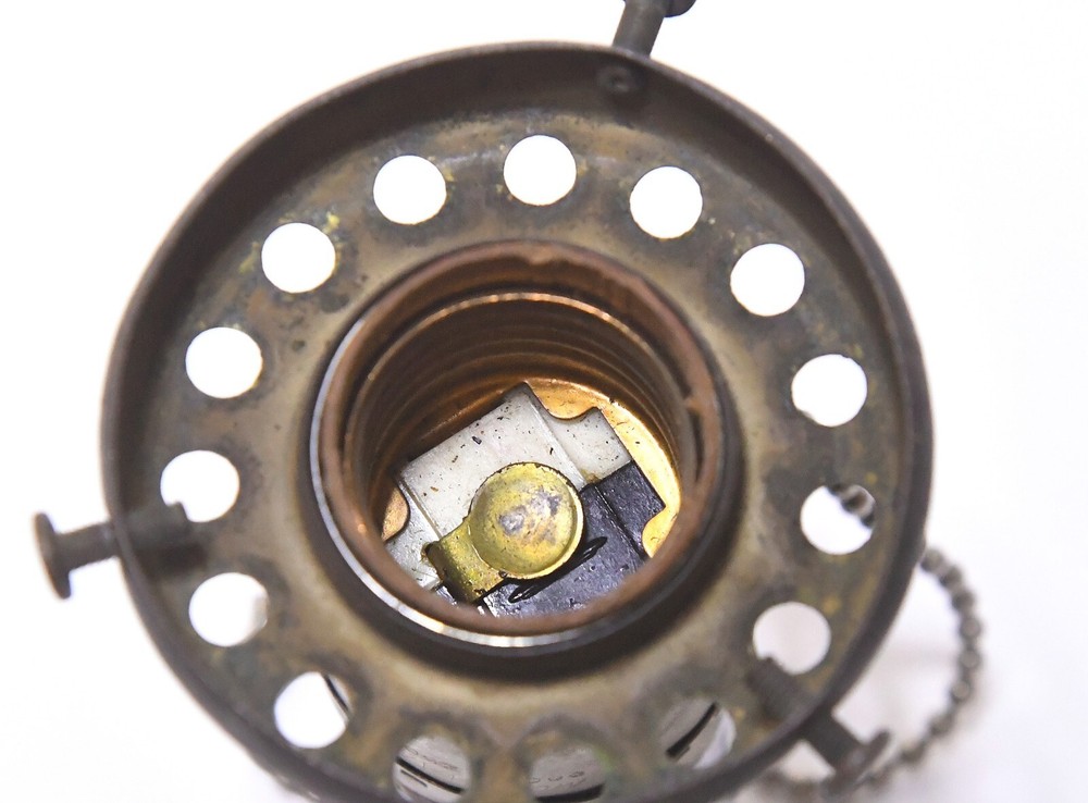 VINTAGE MONOWATT PULL SWITCH BRASS FAT BOY LIGHT SOCKET WITH UNI THREAD FITTER